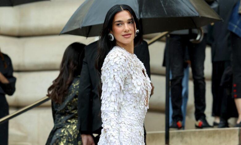 Gaun Putih Bulu Dua Lipa Di Italia Mengangkat Lagi Nama New Bottega Veneta