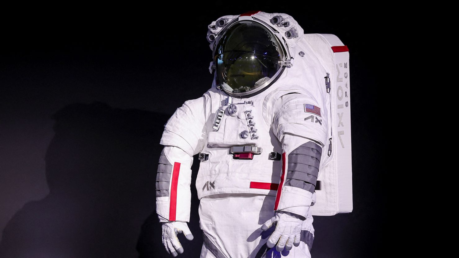 Pakaian Astronaut Prada untuk Misi Bulan, Didesain Tahan Hingga 8 Jam di Luar Wahana