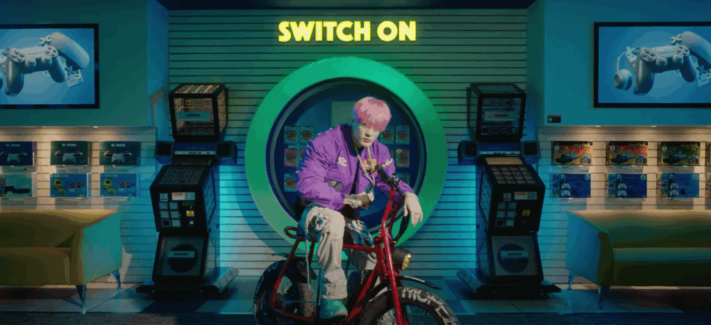 Mark NCT Tunjukkan Warna Cerah Bisa Tetap Rapi, Ini 7 OOTD Colorful yang Paling Mudah Ditiru