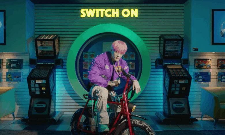 Mark NCT Tunjukkan Warna Cerah Bisa Tetap Rapi, Ini 7 OOTD Colorful yang Paling Mudah Ditiru