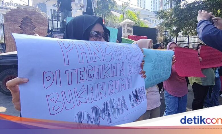 Ibu-Ibu Geruduk DPRD Jabar, Sistem PCMB Dinilai Membuat Orang Tua Kewalahan