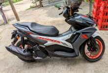 Tarikannya Bikin Skutik Biasa Tertinggal, Yamaha Aerox 155 Tampil Serius di Jalan