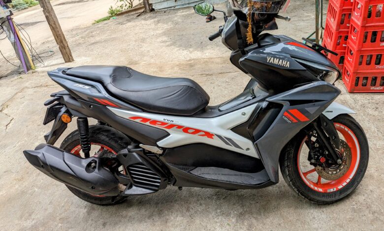 Tarikannya Bikin Skutik Biasa Tertinggal, Yamaha Aerox 155 Tampil Serius di Jalan