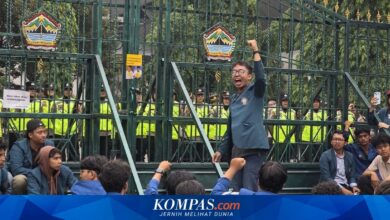 Mahasiswi Undip Soroti Jabatan Sipil yang Kian Terdesak, Demo di Kantor Gubernur Jateng