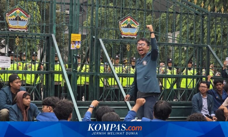 Mahasiswi Undip Soroti Jabatan Sipil yang Kian Terdesak, Demo di Kantor Gubernur Jateng