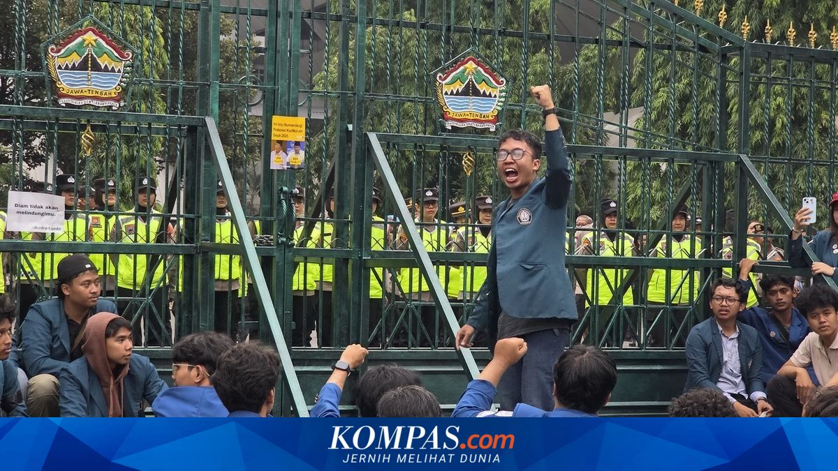 Mahasiswi Undip Soroti Jabatan Sipil yang Kian Terdesak, Demo di Kantor Gubernur Jateng
