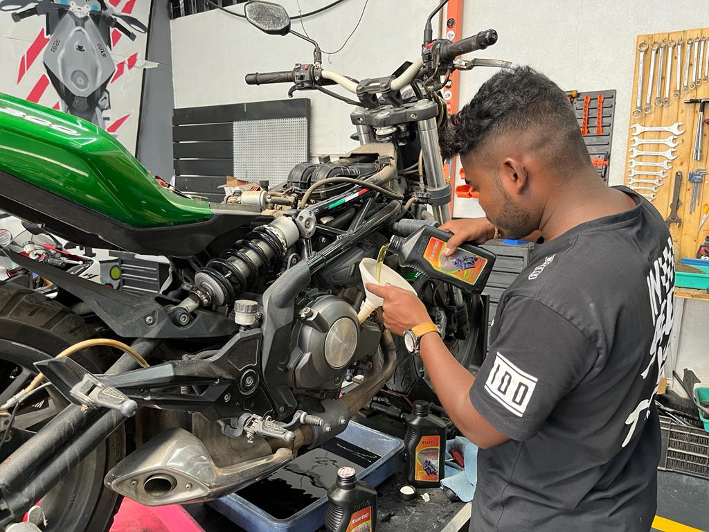 180 Siswa SMK Turun Tangan Ganti Oli 2.500 Motor Guru, Hasston Cetak Rekor MURI
