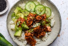 Mangkuk Nasi Salmon Pedas Ini Cuma Butuh 15 Menit, Tetap Mengenyangkan