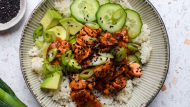 Mangkuk Nasi Salmon Pedas Ini Cuma Butuh 15 Menit, Tetap Mengenyangkan