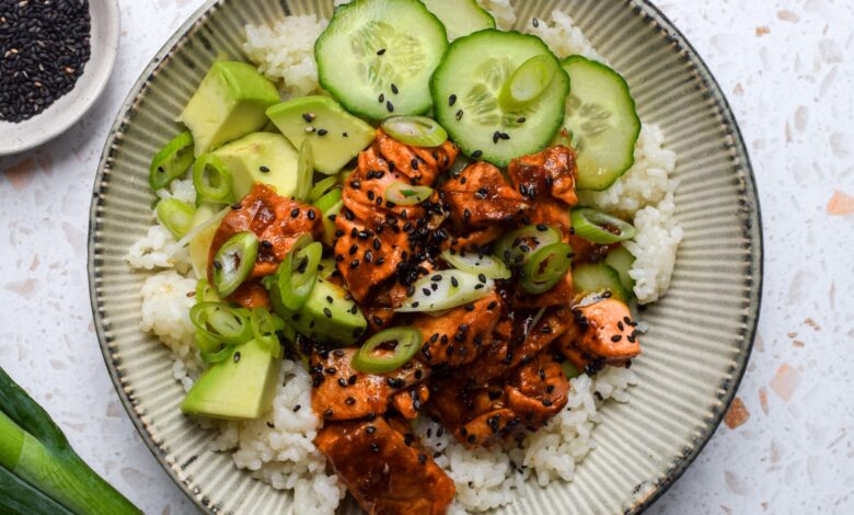 Mangkuk Nasi Salmon Pedas Ini Cuma Butuh 15 Menit, Tetap Mengenyangkan
