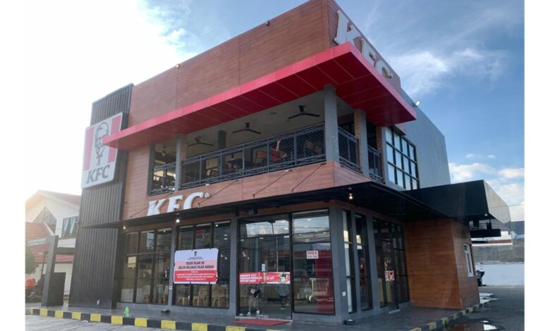 Palu Pasang Spanduk Sanksi di Seluruh Gerai KFC, Pajak Restoran Berulang Kali Telat Disetor