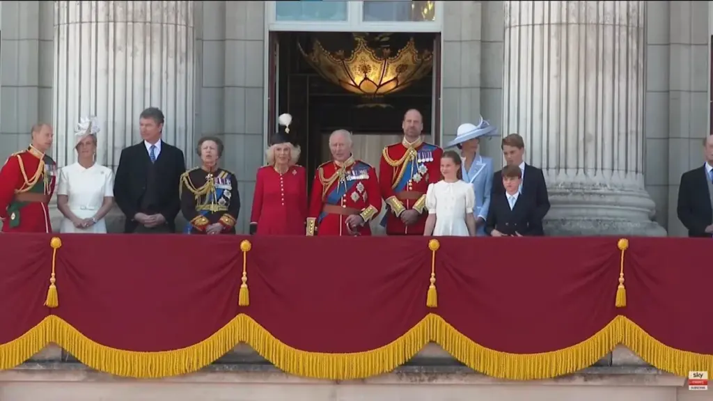 Balkon Kerajaan Dipersempit di Trooping the Colour, Charles Tunjukkan Pola Baru