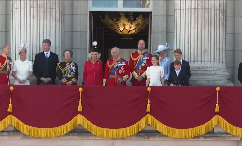 Balkon Kerajaan Dipersempit di Trooping the Colour, Charles Tunjukkan Pola Baru