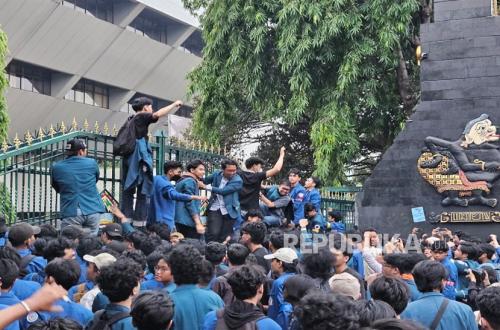 Mahasiswa Undip Teriak Reformasi di Kantor Gubernur Jateng, Soroti Krisis Ekonomi