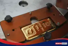 Menjelang Rapat The Fed, Emas Terkunci di Tekanan Saat Perak Justru Menguat