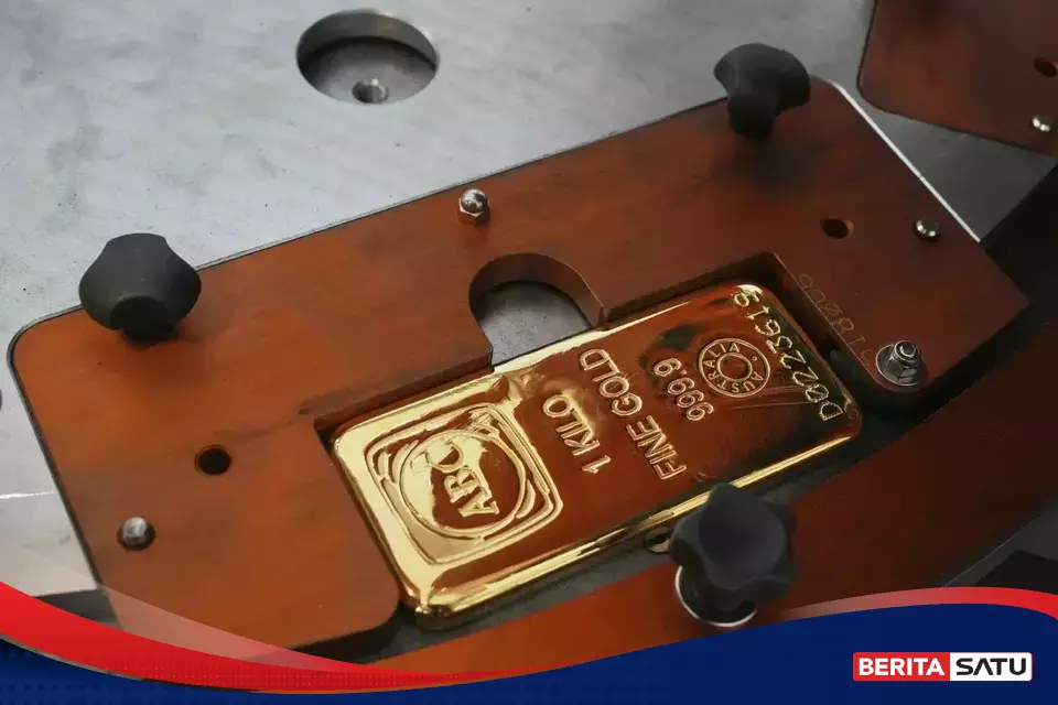 Menjelang Rapat The Fed, Emas Terkunci di Tekanan Saat Perak Justru Menguat