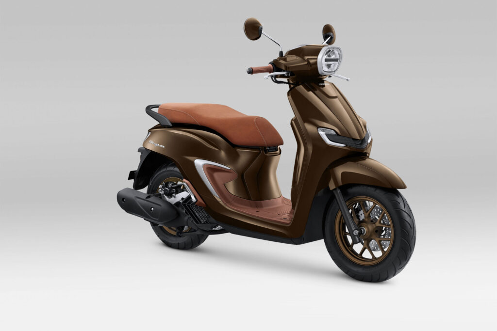 Stylo 160 Special Burgundy Hanya Ada di Tipe Tertinggi, Aura Mewahnya Langsung Terlihat