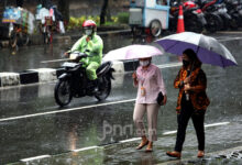 Siang hingga Malam Jadi Periode Paling Rawan, Hujan Ringan-Sedang Ancam Jawa Barat