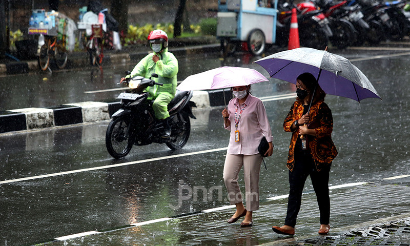 Siang hingga Malam Jadi Periode Paling Rawan, Hujan Ringan-Sedang Ancam Jawa Barat