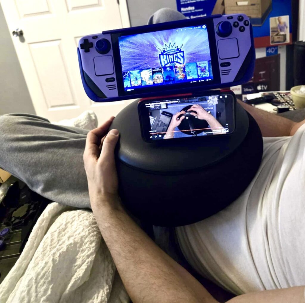 Gaming Pillow Ini Bikin Main Handheld Lebih Rileks, Tapi Tidak Semua Orang Akan Cocok