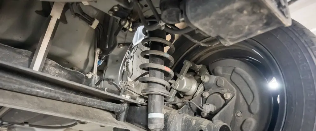 Limbung dan Bunyi Mentok Jadi Sinyal Kuat Sokbreker Belakang Mobil Bekas Harus Diganti