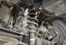 Limbung dan Bunyi Mentok Jadi Sinyal Kuat Sokbreker Belakang Mobil Bekas Harus Diganti