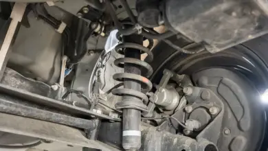 Limbung dan Bunyi Mentok Jadi Sinyal Kuat Sokbreker Belakang Mobil Bekas Harus Diganti