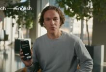 Google Translate Lepas dari Earbud, Terjemahan Langsung Kini Cukup Tempelkan Ponsel ke Telinga