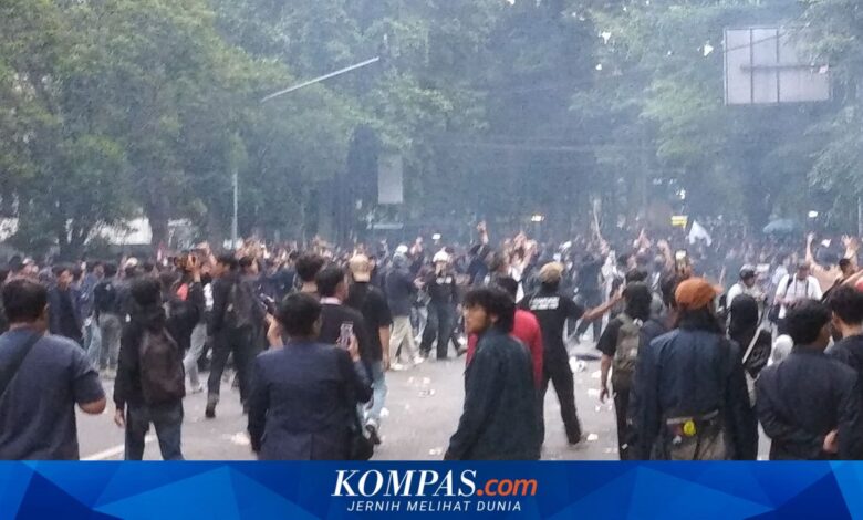 Petasan Meledak Saat Massa Mundur, Demo Mahasiswa di DPRD Jabar Berakhir Ricuh