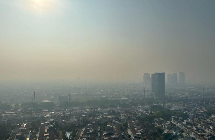 Udara Jakarta Kian Pekat, Masker dan Pembatasan Aktivitas Luar Jadi Pilihan