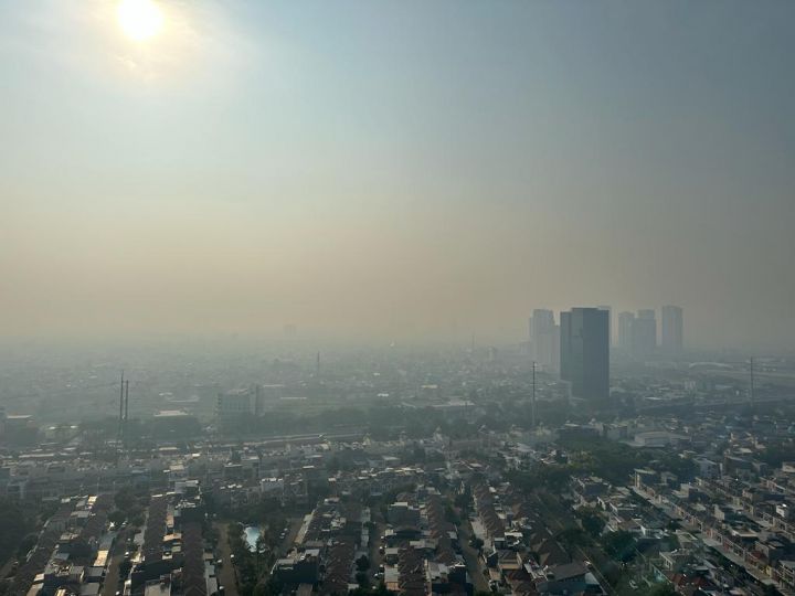 Udara Jakarta Kian Pekat, Masker dan Pembatasan Aktivitas Luar Jadi Pilihan