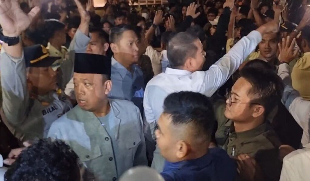 Mahasiswa Kepung Forum di UGM, Nusron Wahid Dievakuasi Saat Diskusi Pecah