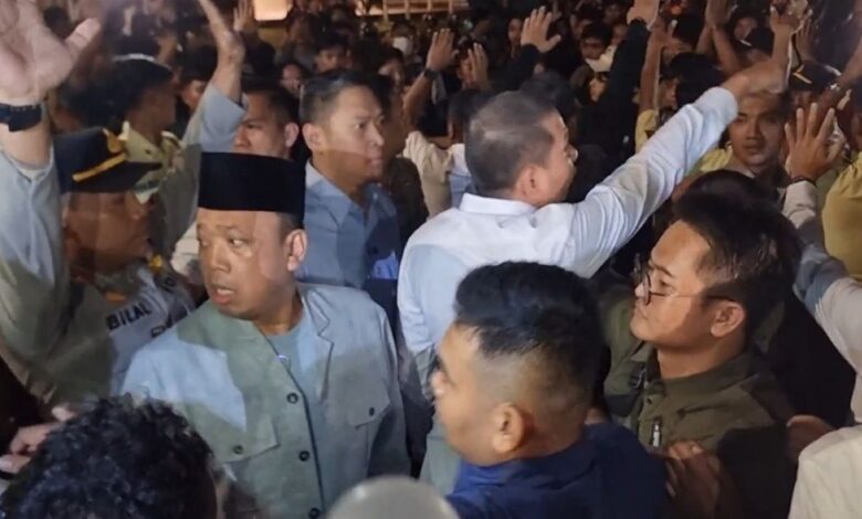 Mahasiswa Kepung Forum di UGM, Nusron Wahid Dievakuasi Saat Diskusi Pecah