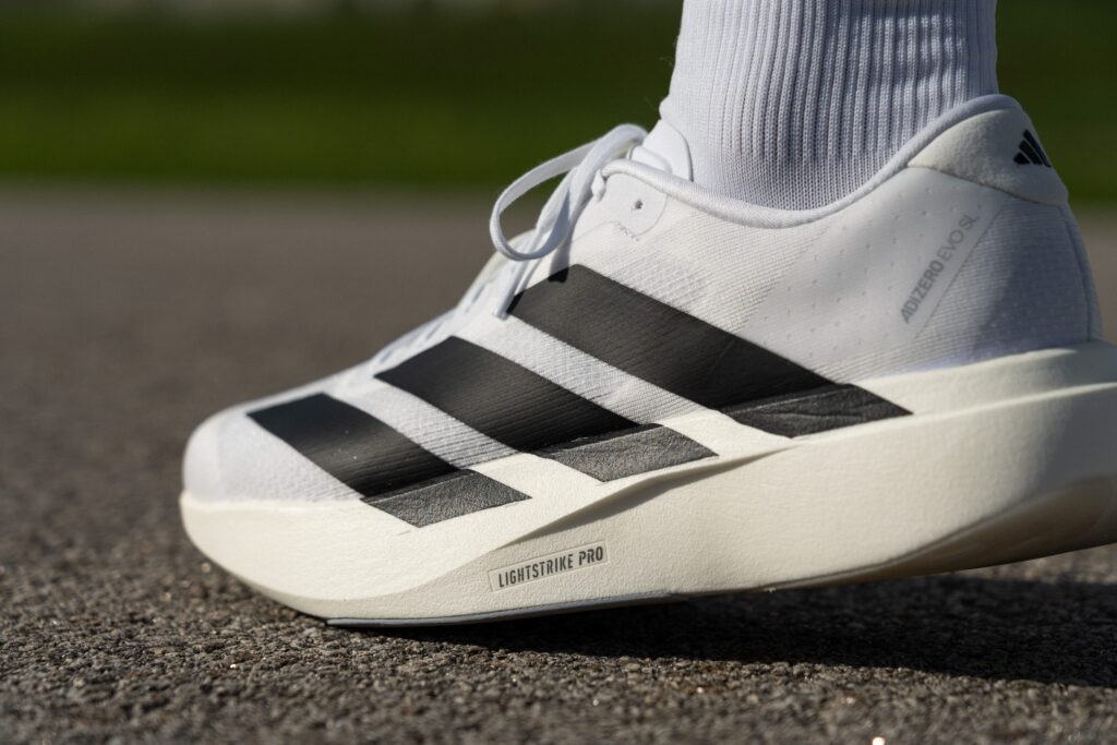 4 Super Trainer yang Paling Serius Mengusik Adidas Adizero Evo SL