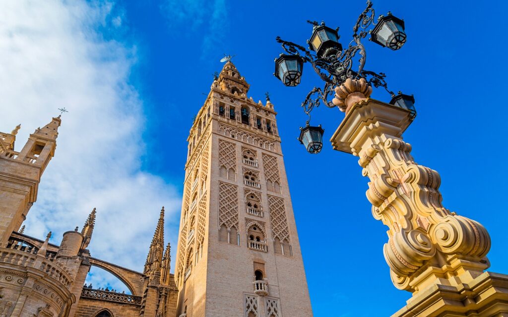 Giralda Sevilla, Menara yang Menyimpan Jejak Peralihan dari Islam Moor ke Kristen