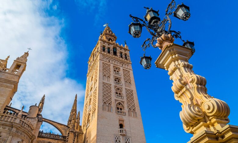 Giralda Sevilla, Menara yang Menyimpan Jejak Peralihan dari Islam Moor ke Kristen