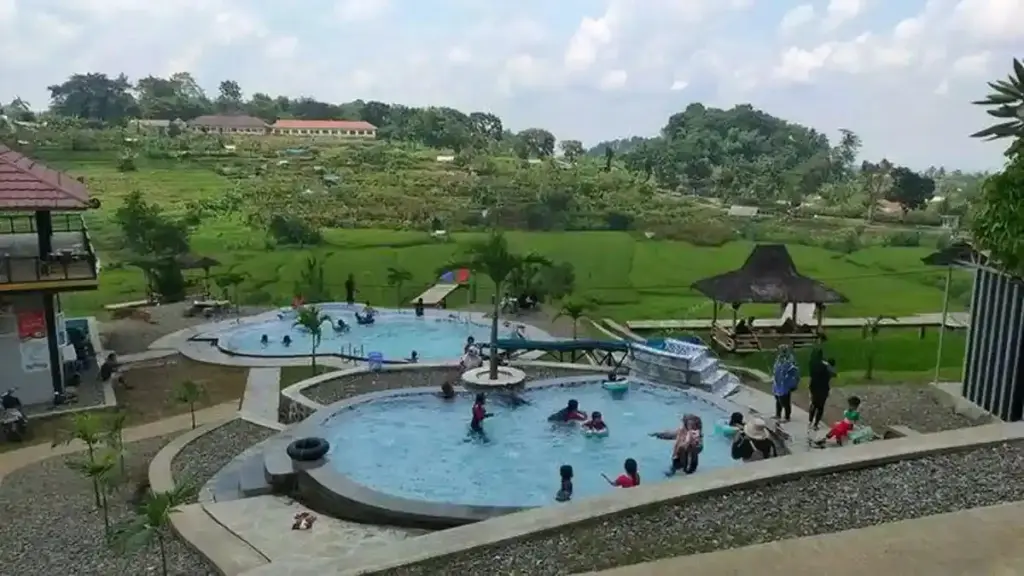 Panorama Sawah Bengkok Majalengka Menawarkan Liburan Keluarga yang Lebih Tenang