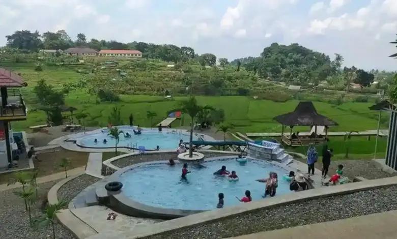 Panorama Sawah Bengkok Majalengka Menawarkan Liburan Keluarga yang Lebih Tenang