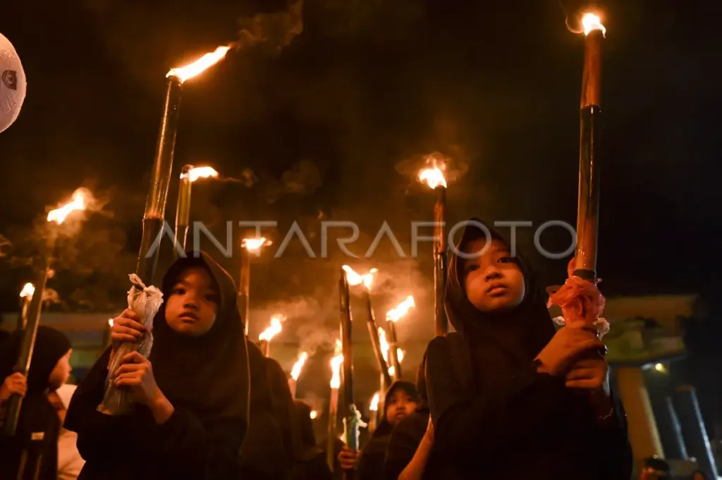 Cahaya Obor Masih Menghidupkan Malam 1 Muharram di Banyak Daerah