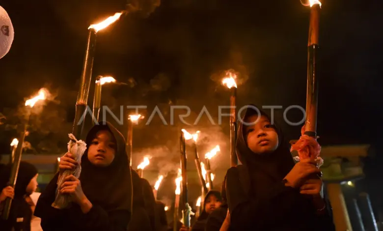 Cahaya Obor Masih Menghidupkan Malam 1 Muharram di Banyak Daerah