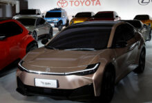Toyota Masih Bertahan di Mesin Bensin, Risiko di Era Mobil Listrik Kian Terlihat