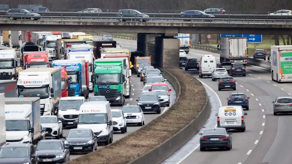 600 Liter Solar Tumpah di A4 Jerman, Satu Ruas Tol Mendadak Berbahaya