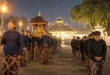 Malam 1 Suro 2026 Tak Sama dengan 1 Muharam, Ini Tradisi Sakral yang Menyertainya