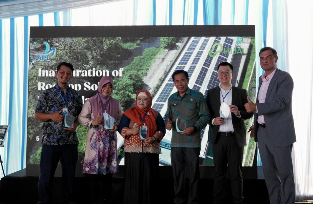 PLTS Atap APL di Jawa Timur Tekan Emisi 264 Ton, Jejak Hijau Distribusi Kesehatan Makin Nyata