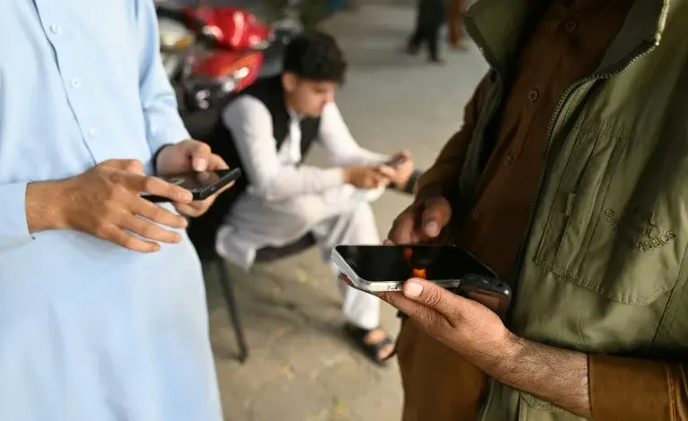 Taliban Larang Smartphone di Kantor Pemerintah, Pekerjaan Pegawai Jadi Terancam
