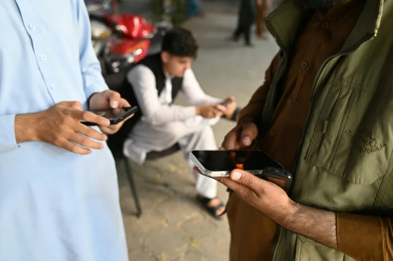 Taliban Larang Smartphone di Kantor Pemerintah, Pekerjaan Pegawai Jadi Terancam