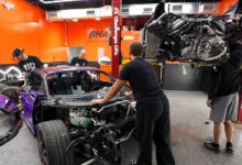 Bugatti Menahan Suku Cadang, Mekanik Ini Membuktikan Mobil Rusak Pun Bisa Diperbaiki