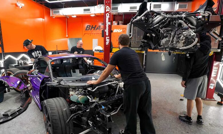 Bugatti Menahan Suku Cadang, Mekanik Ini Membuktikan Mobil Rusak Pun Bisa Diperbaiki