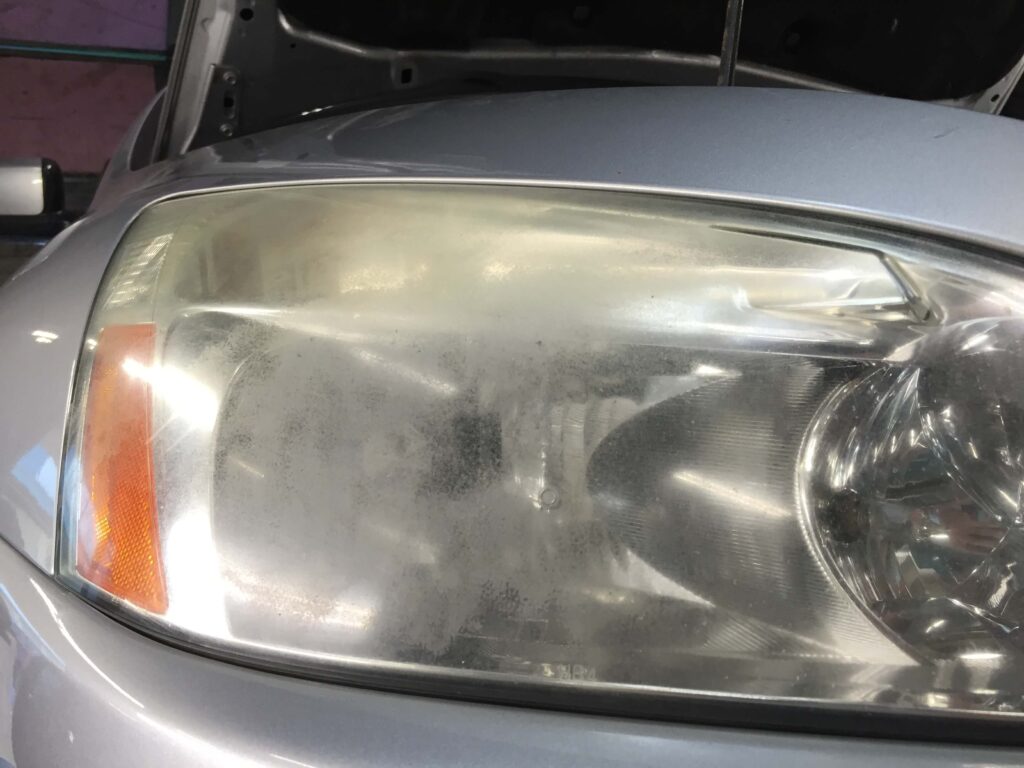 6 Cara Murah Bikin Mika Lampu Mobil Kusam Kembali Jelas