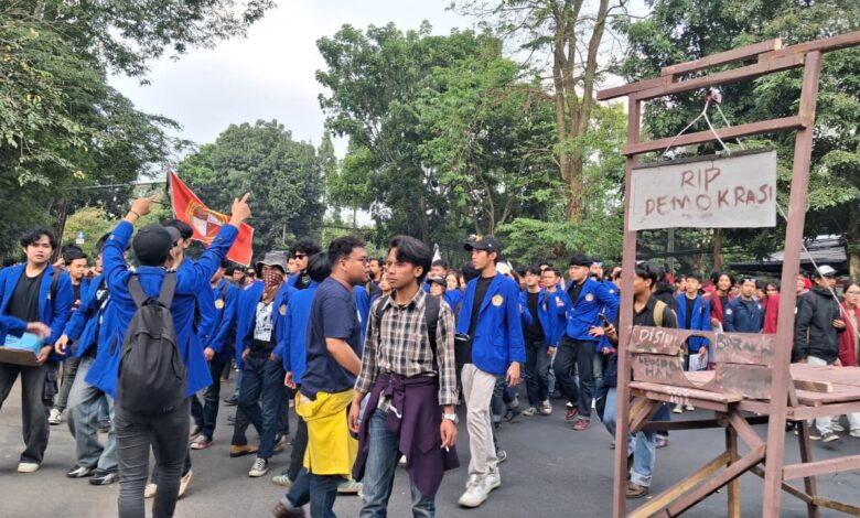 Mahasiswa Kepung DPRD Jawa Barat, Replika Guillotine Jadi Simbol Kemarahan atas Demokrasi